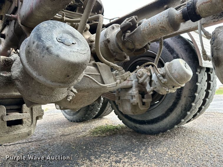 image for item NQ9027 2001 Mack RD690S semi truck