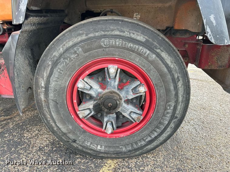 image for item NQ9027 2001 Mack RD690S semi truck