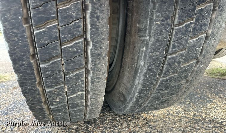 image for item NQ9027 2001 Mack RD690S semi truck