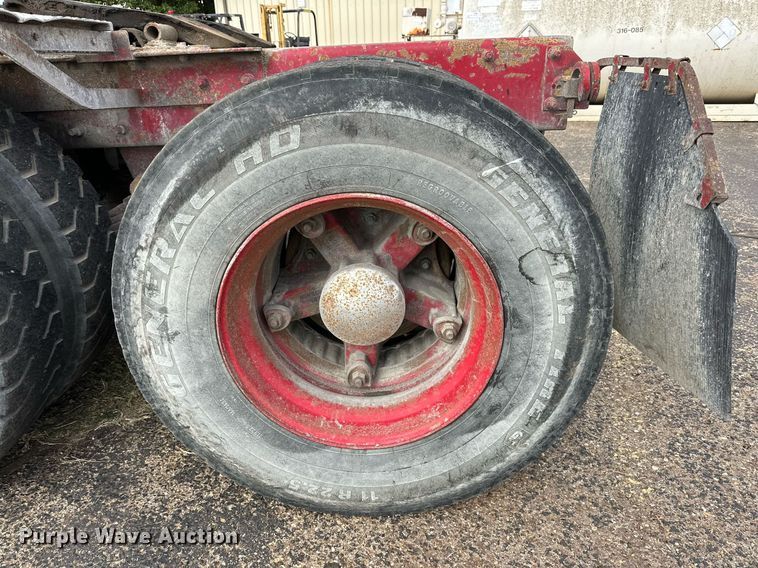 image for item NQ9027 2001 Mack RD690S semi truck