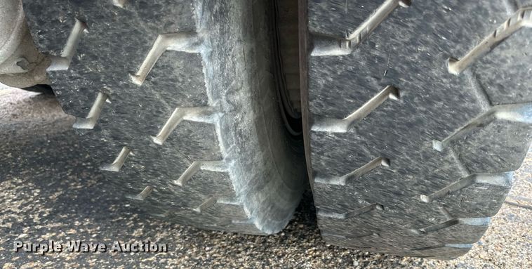 image for item NQ9027 2001 Mack RD690S semi truck