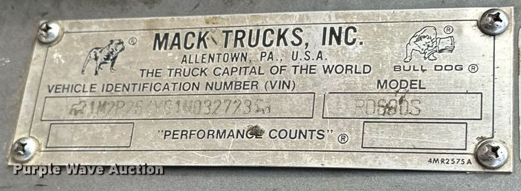 image for item NQ9027 2001 Mack RD690S semi truck