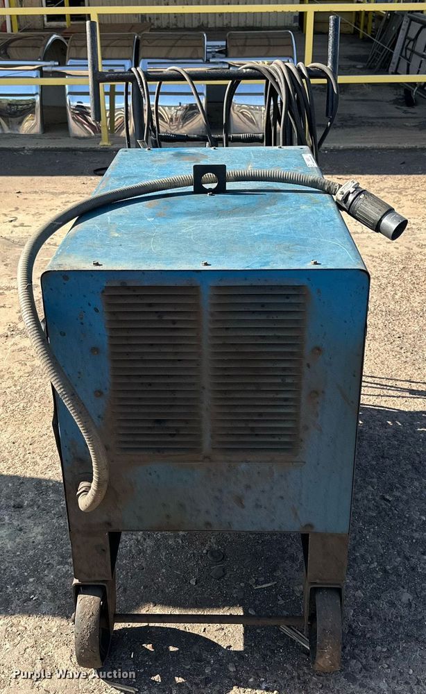 image for item NQ9035 1991 Miller Gold Star 600SS welder