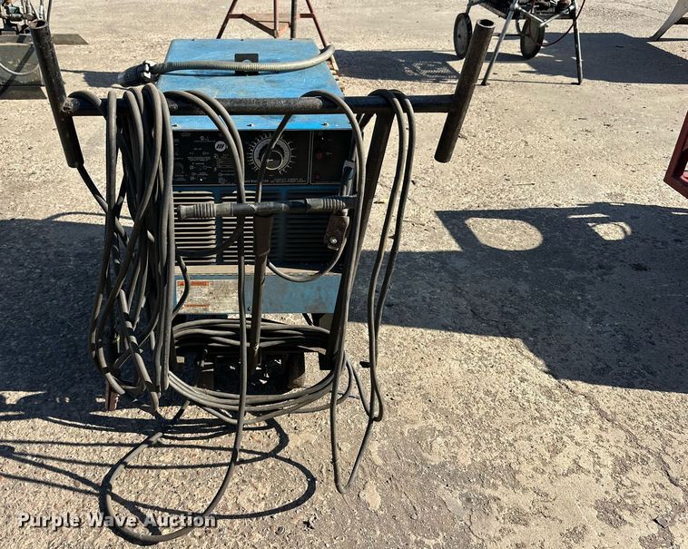 image for item NQ9035 1991 Miller Gold Star 600SS welder