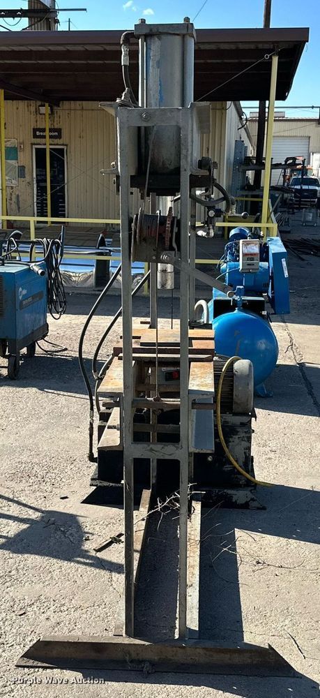 image for item NQ9043 Hydraulic press