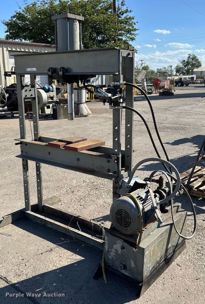 image for item NQ9043 Hydraulic press