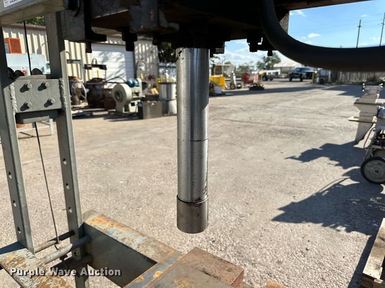 image for item NQ9043 Hydraulic press