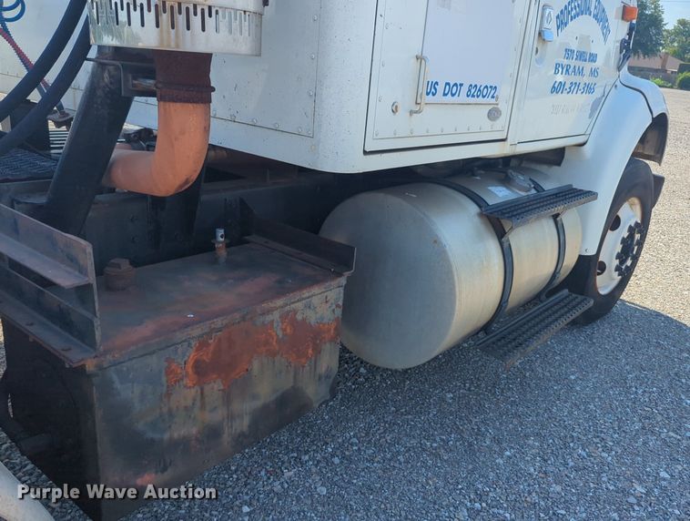 image for item DL1050 1996 International 8100 semi truck