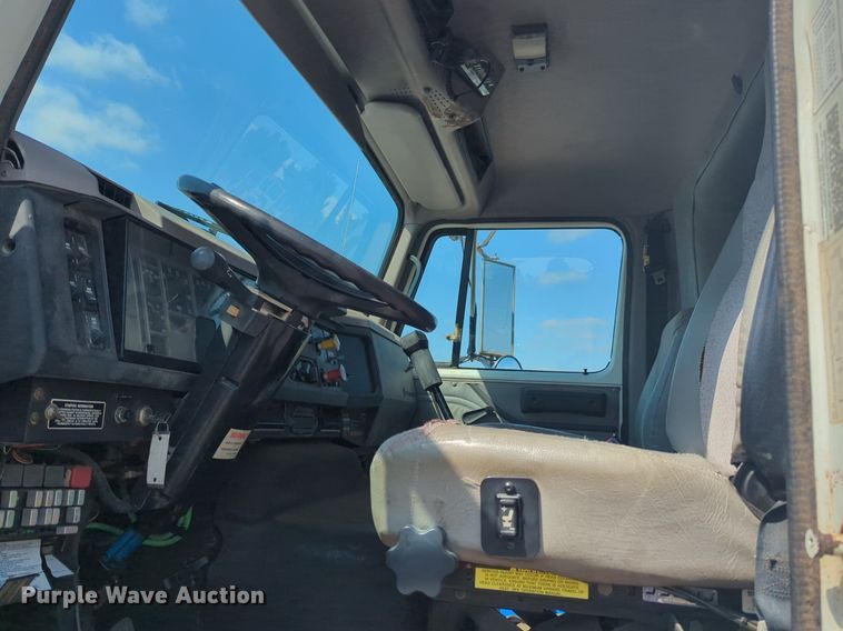 image for item DL1050 1996 International 8100 semi truck