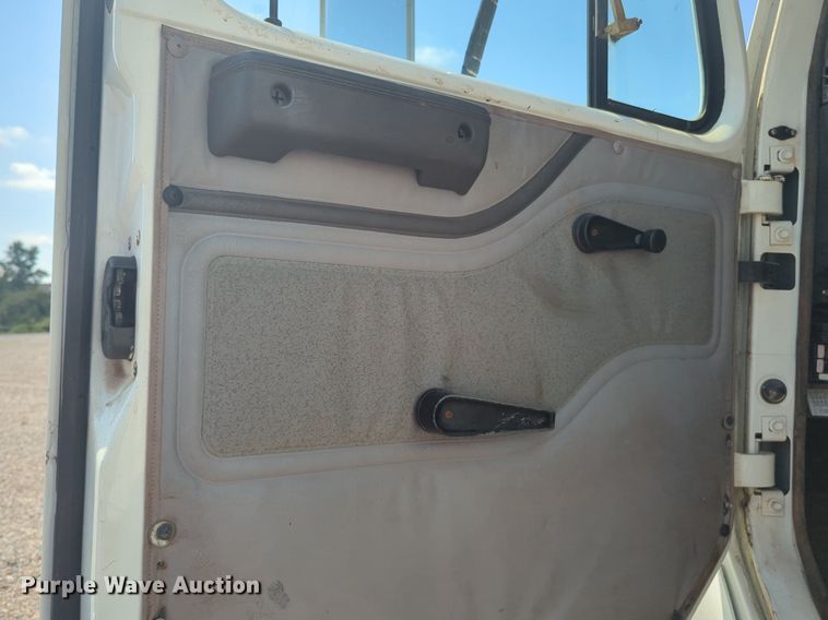 image for item DL1050 1996 International 8100 semi truck