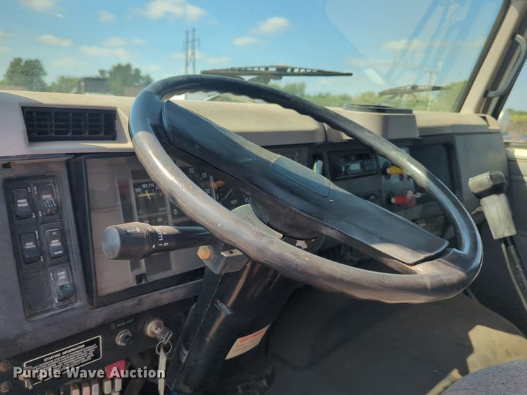 image for item DL1050 1996 International 8100 semi truck