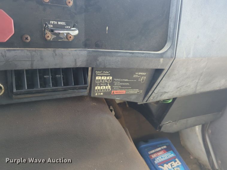 image for item DL1050 1996 International 8100 semi truck