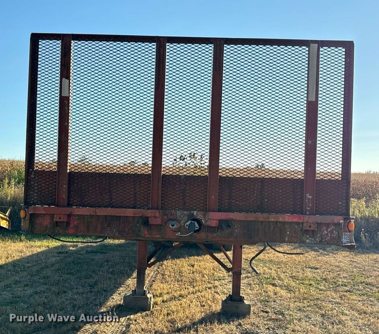 image for item DT2095 1983 Great Dane  GPS-42 flatbed trailer