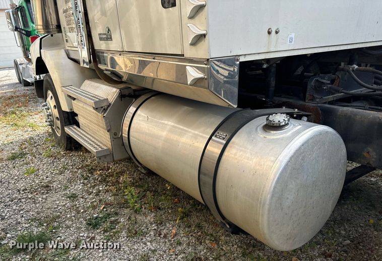 image for item DT2106 2012 Western Star Conventional 4900SB semi truck