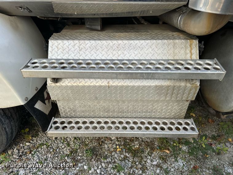 image for item DT2106 2012 Western Star Conventional 4900SB semi truck