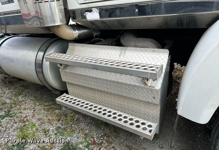 image for item DT2106 2012 Western Star Conventional 4900SB semi truck