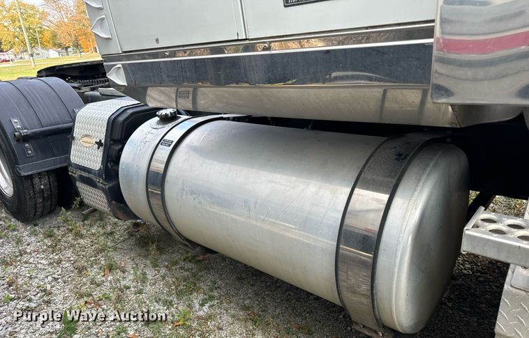 image for item DT2106 2012 Western Star Conventional 4900SB semi truck