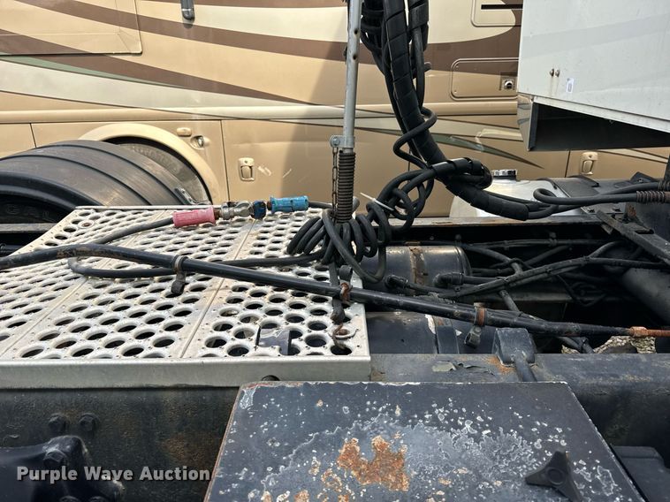 image for item DT2106 2012 Western Star Conventional 4900SB semi truck