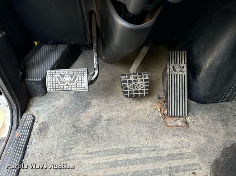 image for item DT2106 2012 Western Star Conventional 4900SB semi truck