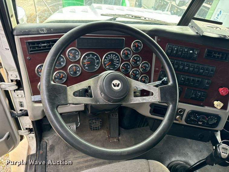 image for item DT2106 2012 Western Star Conventional 4900SB semi truck