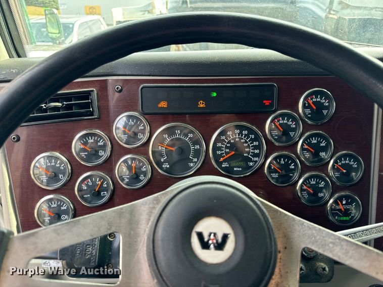 image for item DT2106 2012 Western Star Conventional 4900SB semi truck