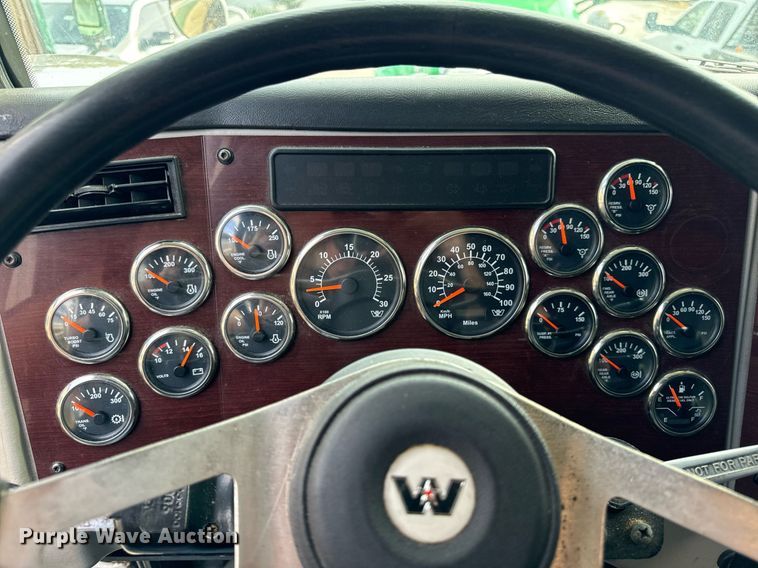 image for item DT2106 2012 Western Star Conventional 4900SB semi truck