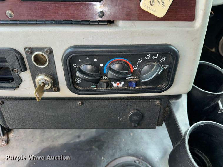 image for item DT2106 2012 Western Star Conventional 4900SB semi truck