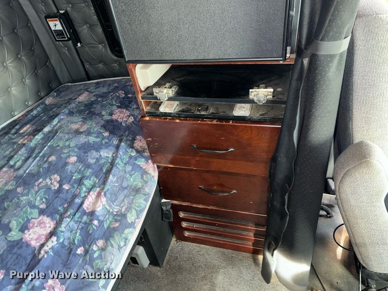 image for item DT2106 2012 Western Star Conventional 4900SB semi truck