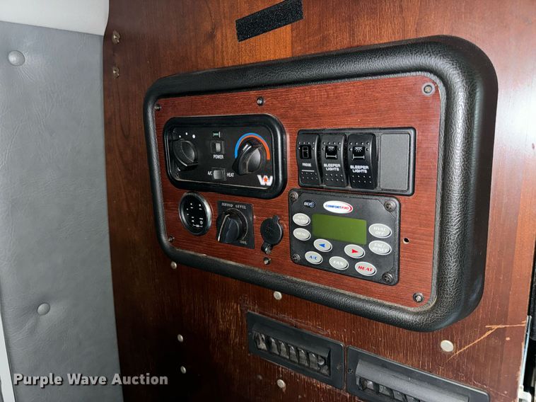 image for item DT2106 2012 Western Star Conventional 4900SB semi truck