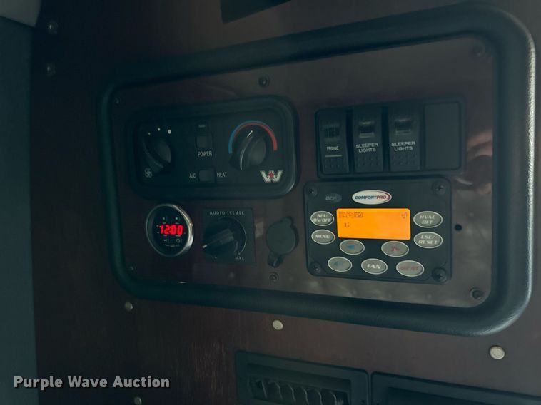 image for item DT2106 2012 Western Star Conventional 4900SB semi truck