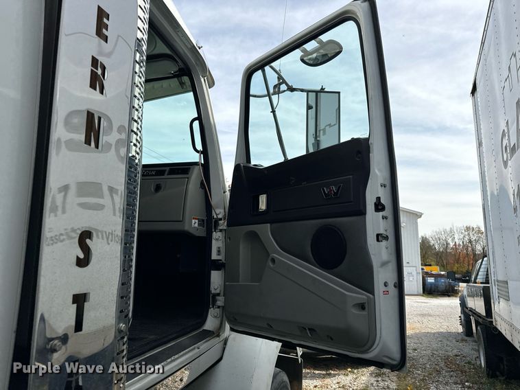 image for item DT2106 2012 Western Star Conventional 4900SB semi truck