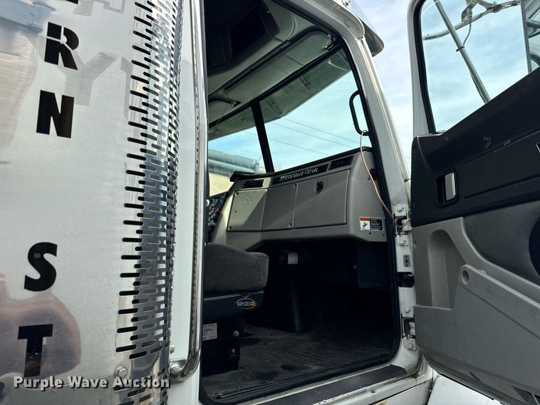 image for item DT2106 2012 Western Star Conventional 4900SB semi truck