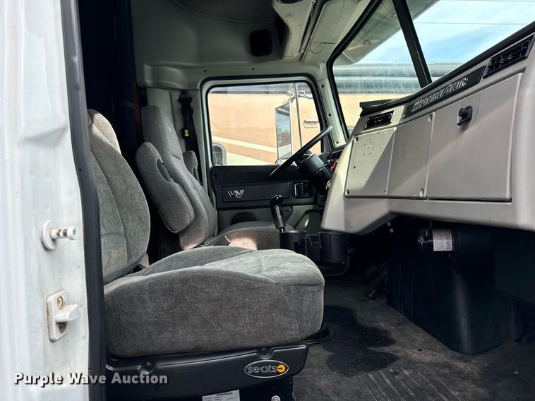 image for item DT2106 2012 Western Star Conventional 4900SB semi truck