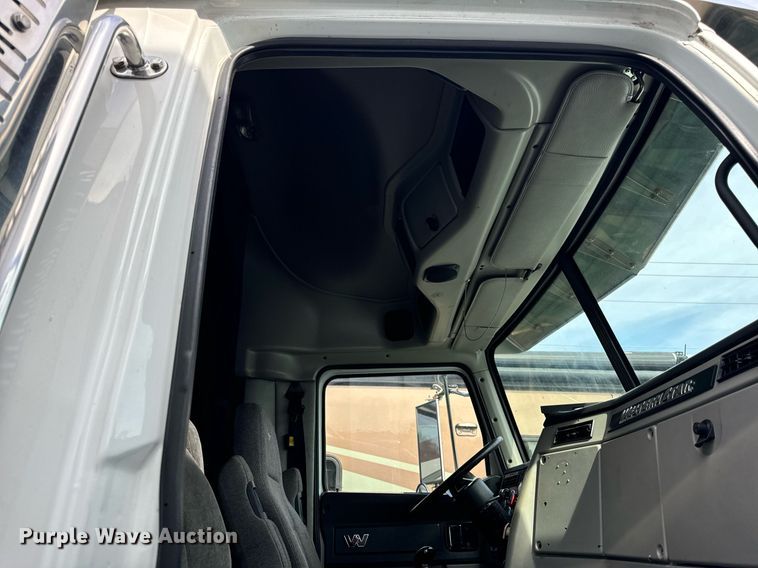image for item DT2106 2012 Western Star Conventional 4900SB semi truck