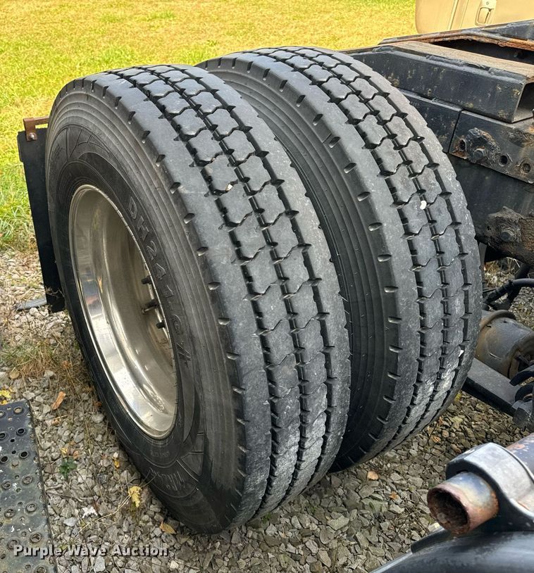 image for item DT2106 2012 Western Star Conventional 4900SB semi truck