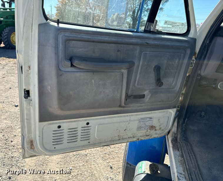 image for item DU9465 1998 Ford FT900 truck cab and chassis