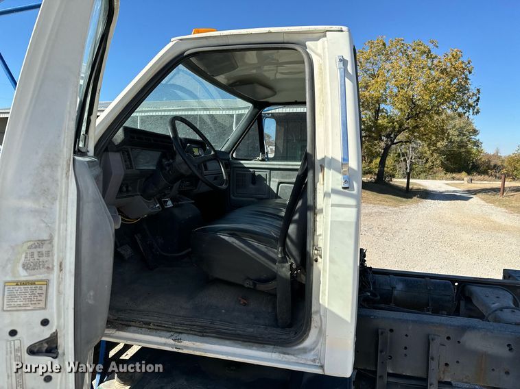 image for item DU9465 1998 Ford FT900 truck cab and chassis