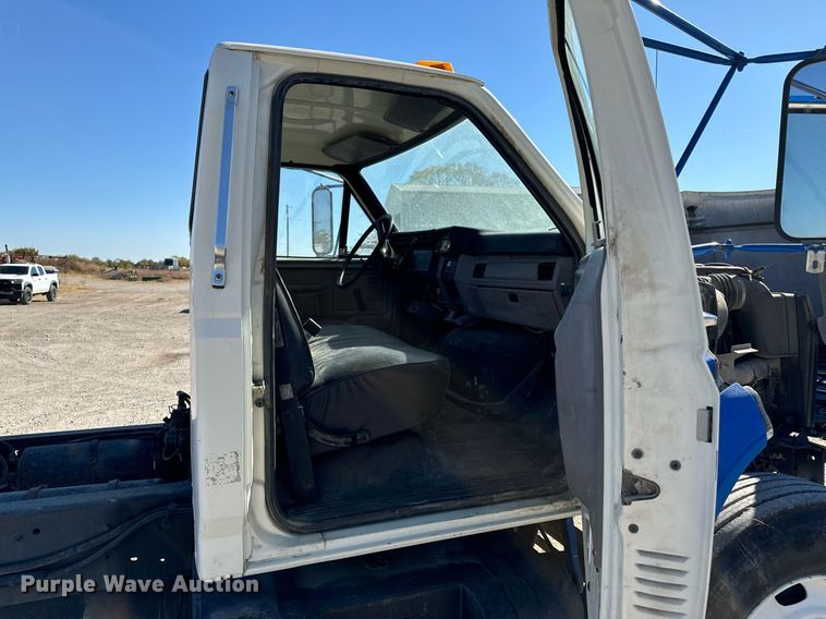 image for item DU9465 1998 Ford FT900 truck cab and chassis