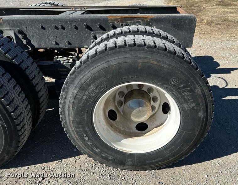 image for item DU9465 1998 Ford FT900 truck cab and chassis