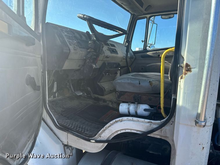 image for item DV2843 1999 Freightliner FL112 semi truck