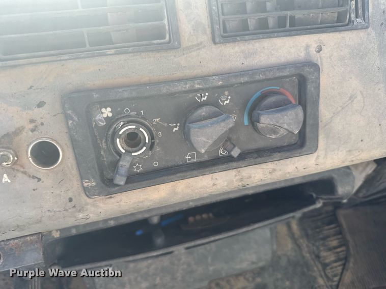 image for item DV2843 1999 Freightliner FL112 semi truck