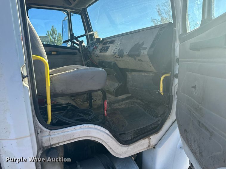 image for item DV2843 1999 Freightliner FL112 semi truck