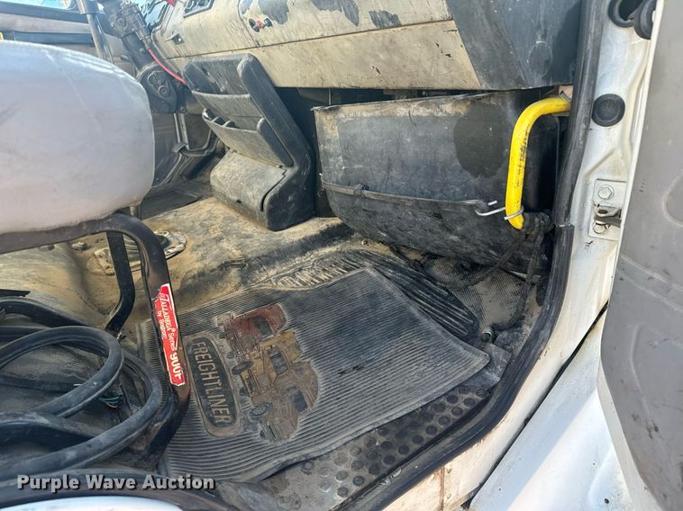 image for item DV2843 1999 Freightliner FL112 semi truck