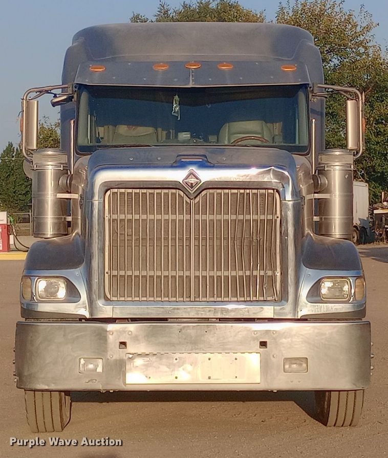 image for item DW0774 2007 International 9900i semi truck