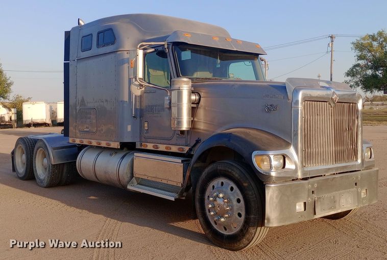 image for item DW0774 2007 International 9900i semi truck