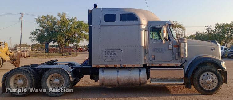 image for item DW0774 2007 International 9900i semi truck