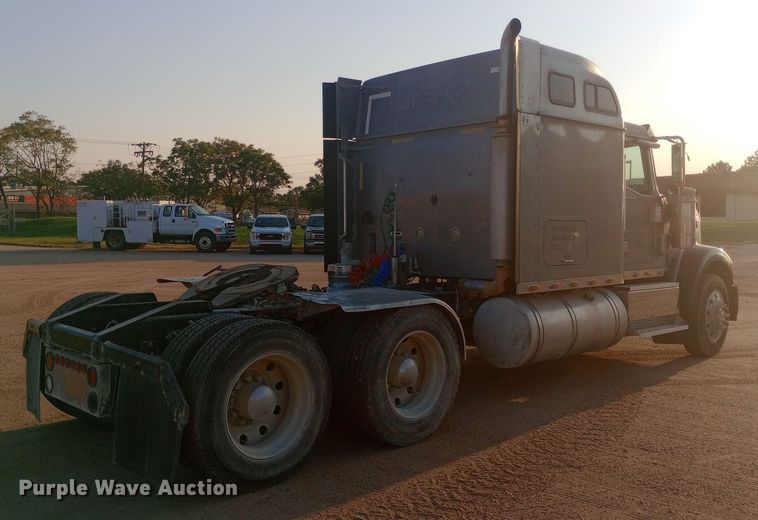 image for item DW0774 2007 International 9900i semi truck