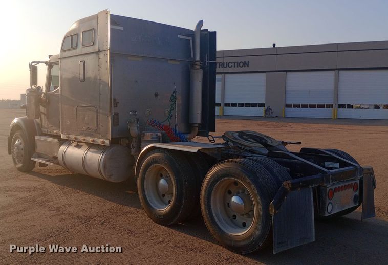 image for item DW0774 2007 International 9900i semi truck