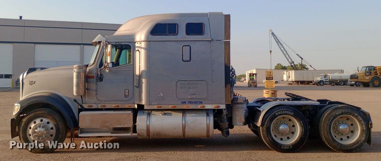 image for item DW0774 2007 International 9900i semi truck