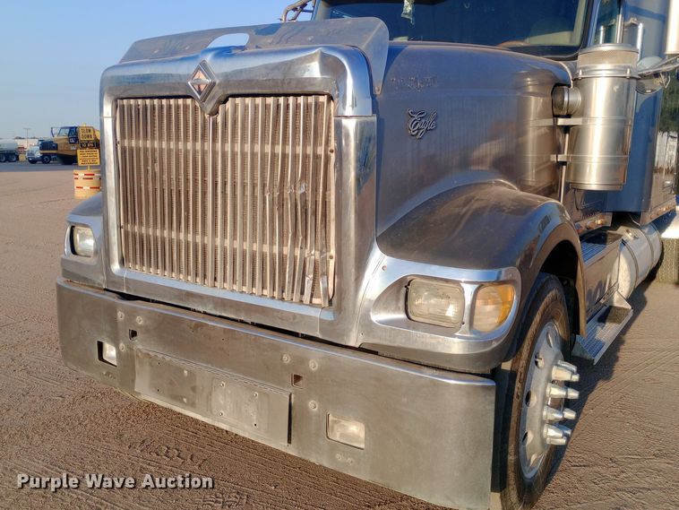 image for item DW0774 2007 International 9900i semi truck